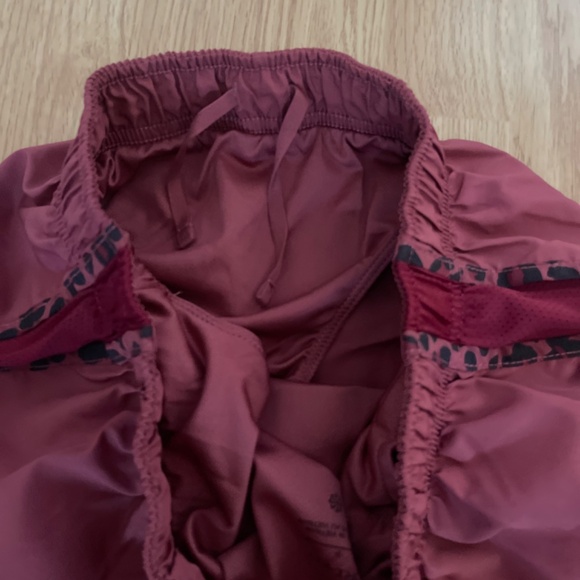 Women’s Nike Dri-Fit Burgundy w/ Cheetah Print Athletic Shorts Size Small - Picture 7 of 7